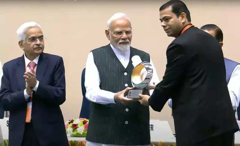 PM awards Seraikela, Gumla districts for good governance