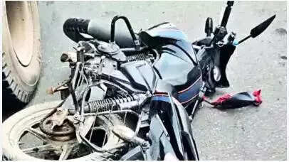 woman dies and two injured in scooty and truck collision near periyapalayam.