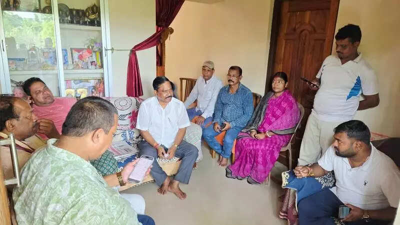 Shah, Sarangi console Prasant’s family; body flown to Delhi