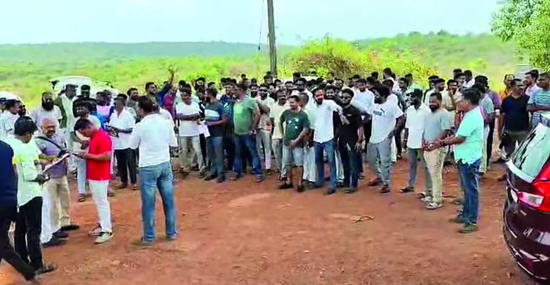 Cabbies oppose parking fee hike at Mopa