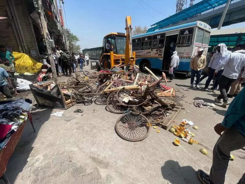 Illegal vendors cleared along Gurgaon’s Bus Stand Rd, Mahavir Chowk to Agrasen Chowk stretch in anti-encroachment operation