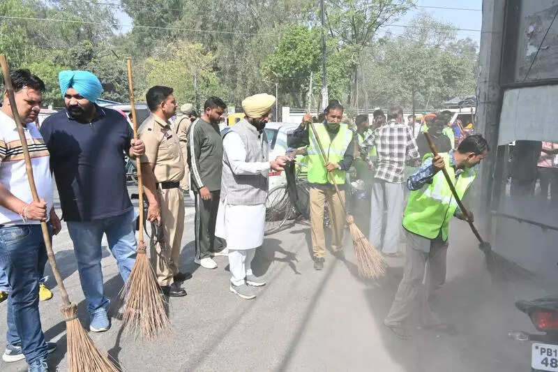 After ‘Sikhya kranti’, AAP MLAs in Ludhiana launch ‘Jhadu kranti’ for cleanliness
