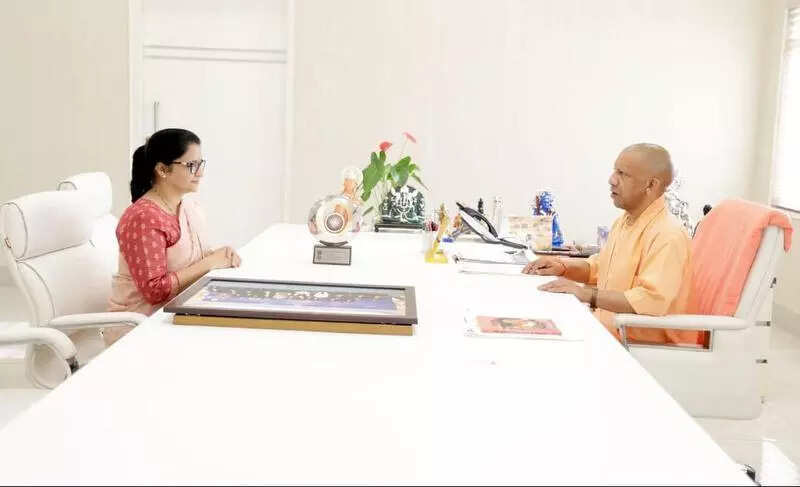 Yogi congratulates Bahraich DM for PM Award