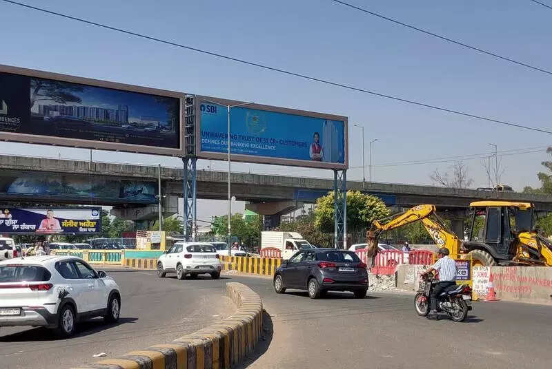 Two-way traffic on hero bakery ROB raises safety concerns