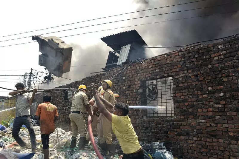 Fire breaks out at Dhapa godown, power snapped