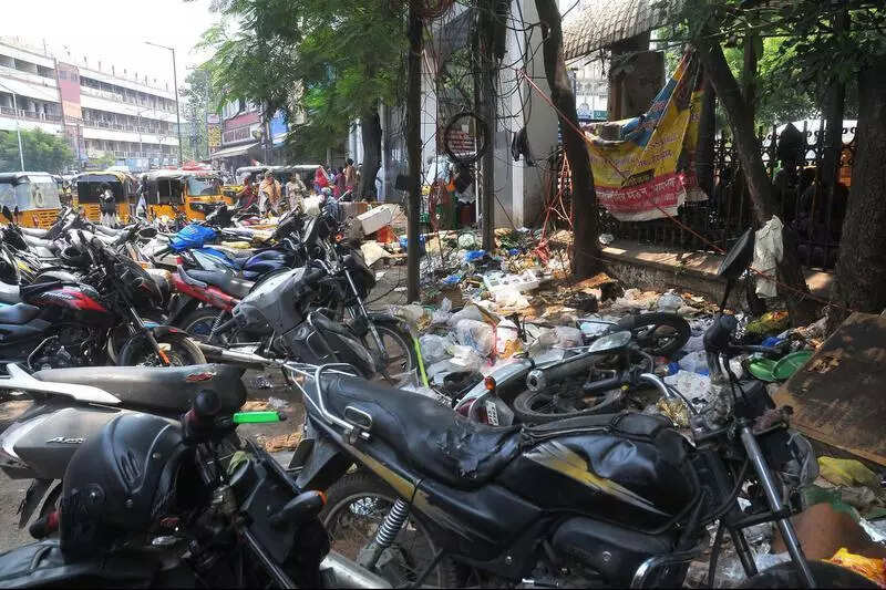 Garbage & illegal parking chaos plague OGH entrance