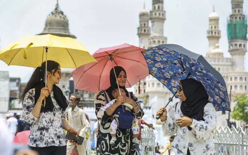 Cloudy sky, 40-degree spell takes Sunday off