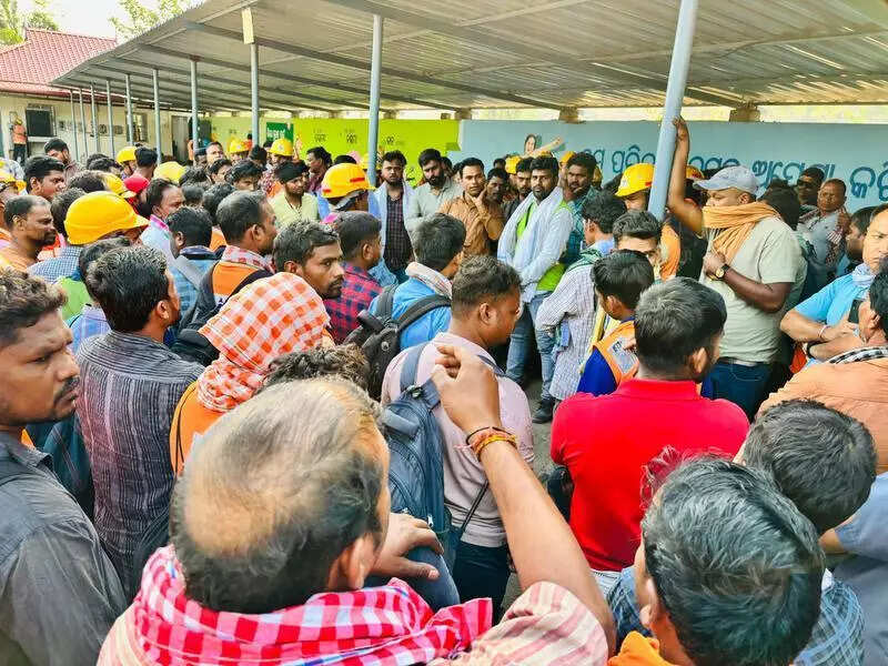 1 dead, 6 injured in mine bus accident