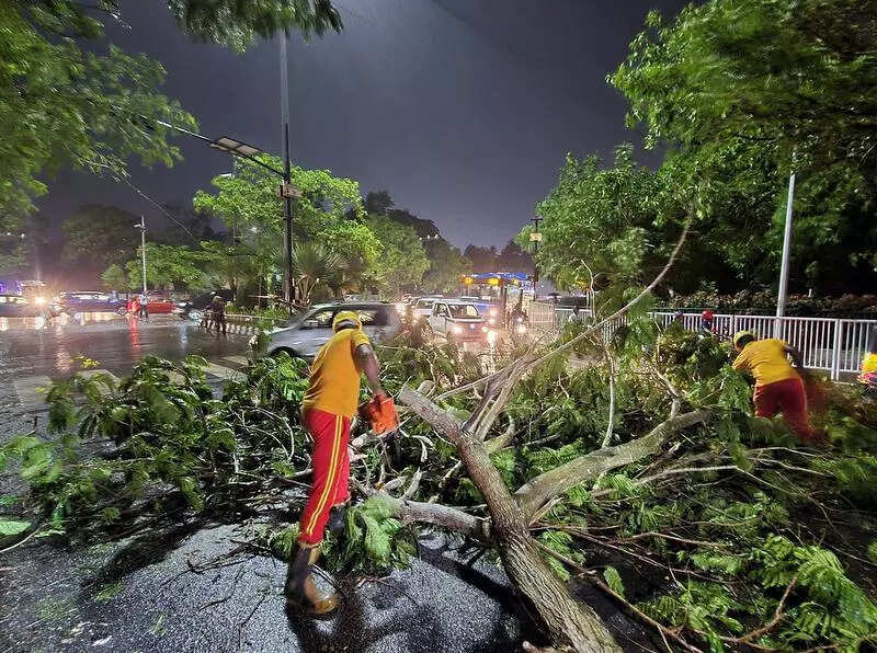 Nor’wester rain disrupts traffic in city