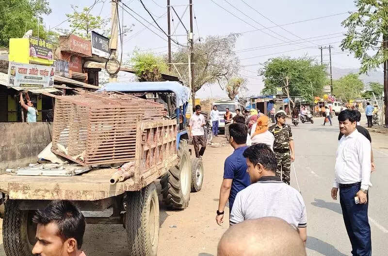 Roadside shops evicted in Garhwa town