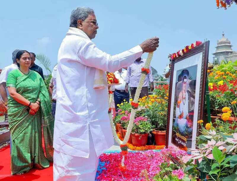 Siddaramaiah urges Centre to pair caste census with socio-economic survey