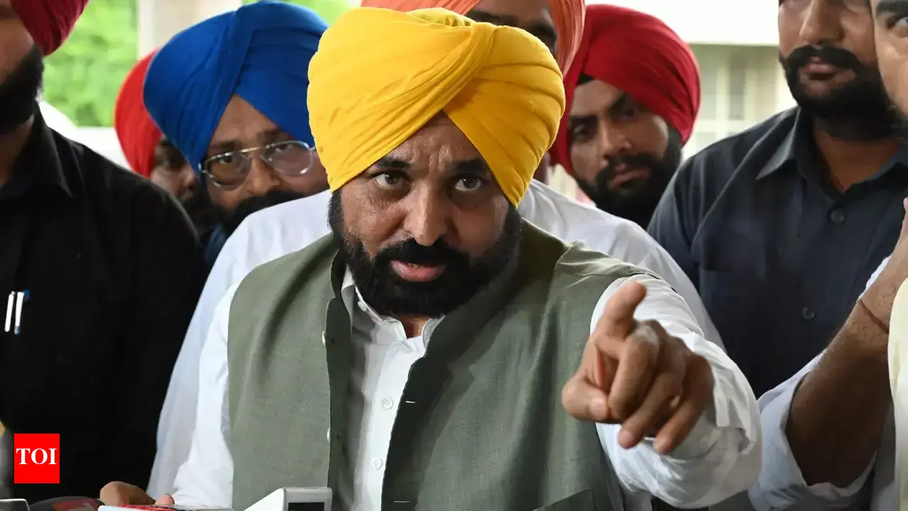 Punjab cabinet minister Hardeep Singh Mundian, AAP MLAs protest aganist BJP over BBMP water issue in Ludhiana