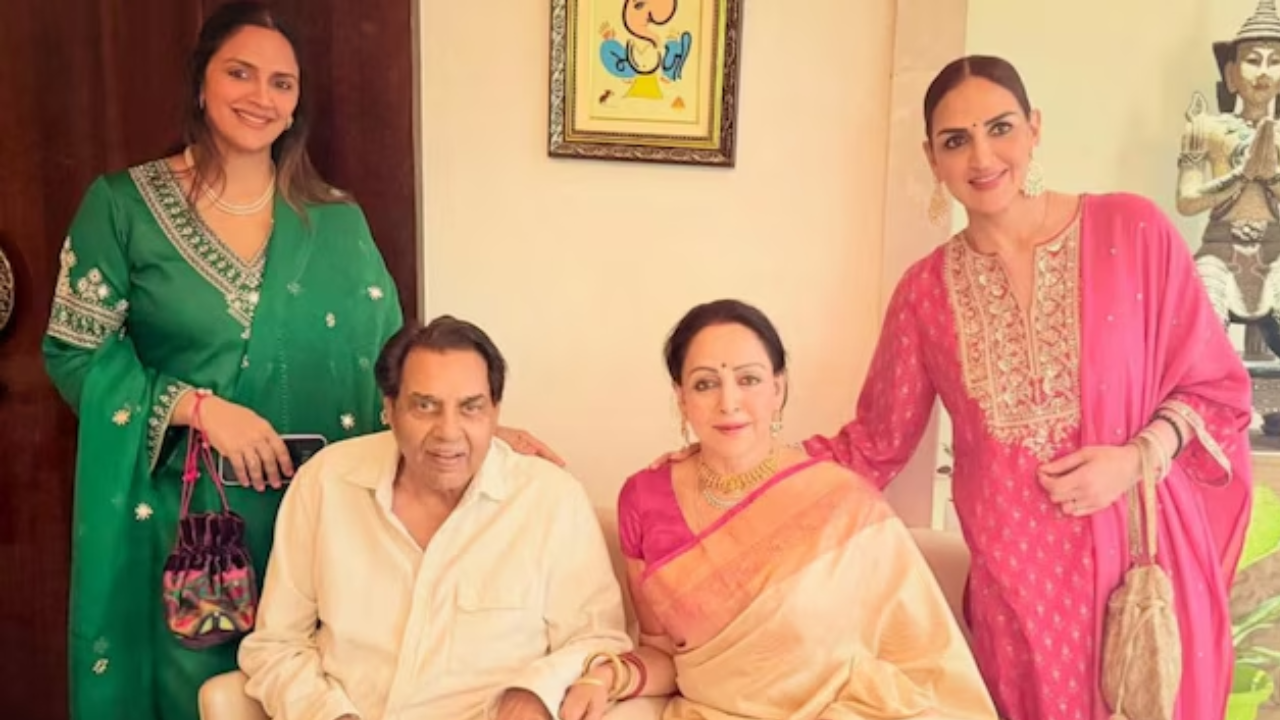 Esha calls Dharmendra-Hema Malini her ‘world’: PIC