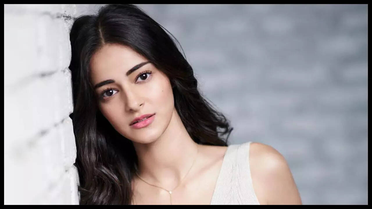 Ananya breaks down grieving late Nirmal Kapoor