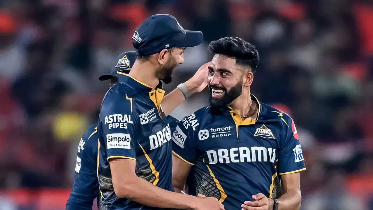 Caught on camera! Nehra’s ‘secret signals’ to Siraj and Prasidh