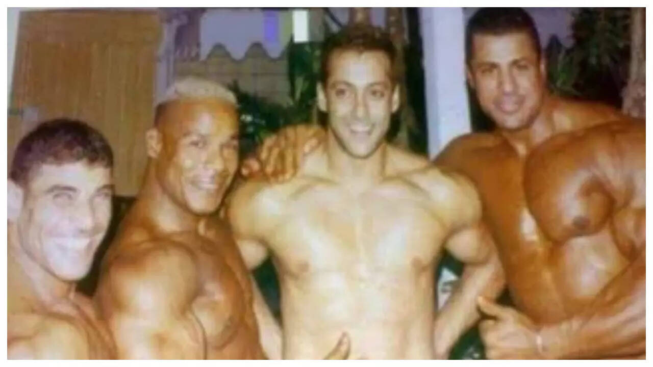 Salman poses shirtless with bodybuilders in old viral pic
