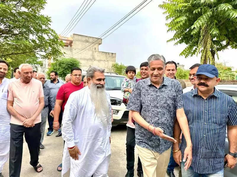 Cong, AAP candidates trade barbs on social media