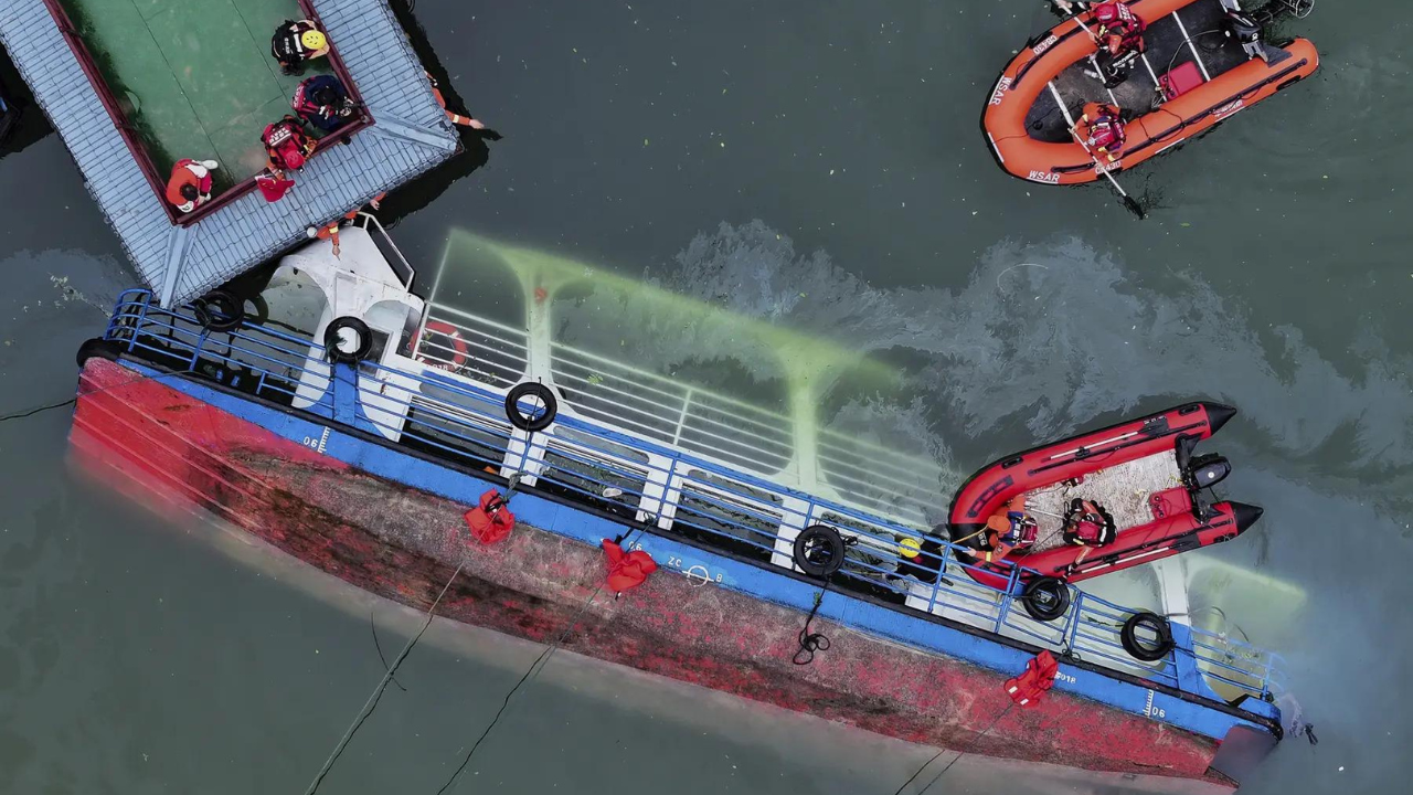 Tourist boats capsize in sudden storm in southwest China, leaving 10 dead