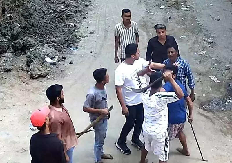 ‘Syndicate’ men attack KMC workers, damage payloader off EM Bypass