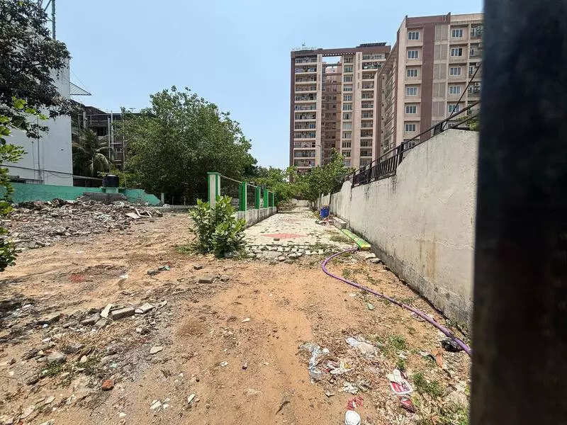 Kilpauk park locked and in ruins