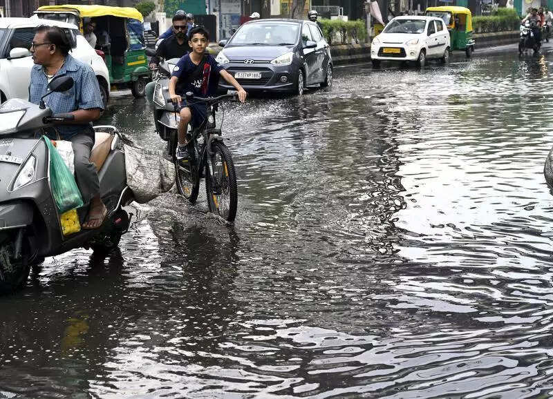 Rain drenches city on second consecutive, intensity decreases