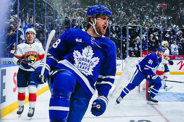 ​Toronto Maple Leafs celebrates with teammates after scoring against the Florida Panthers​