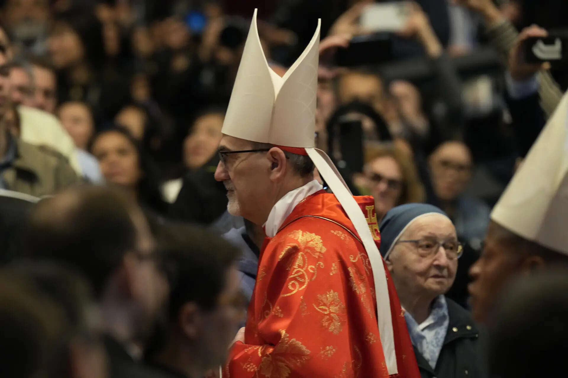 Cardinals locked inside Sistine Chapel as conclave begins