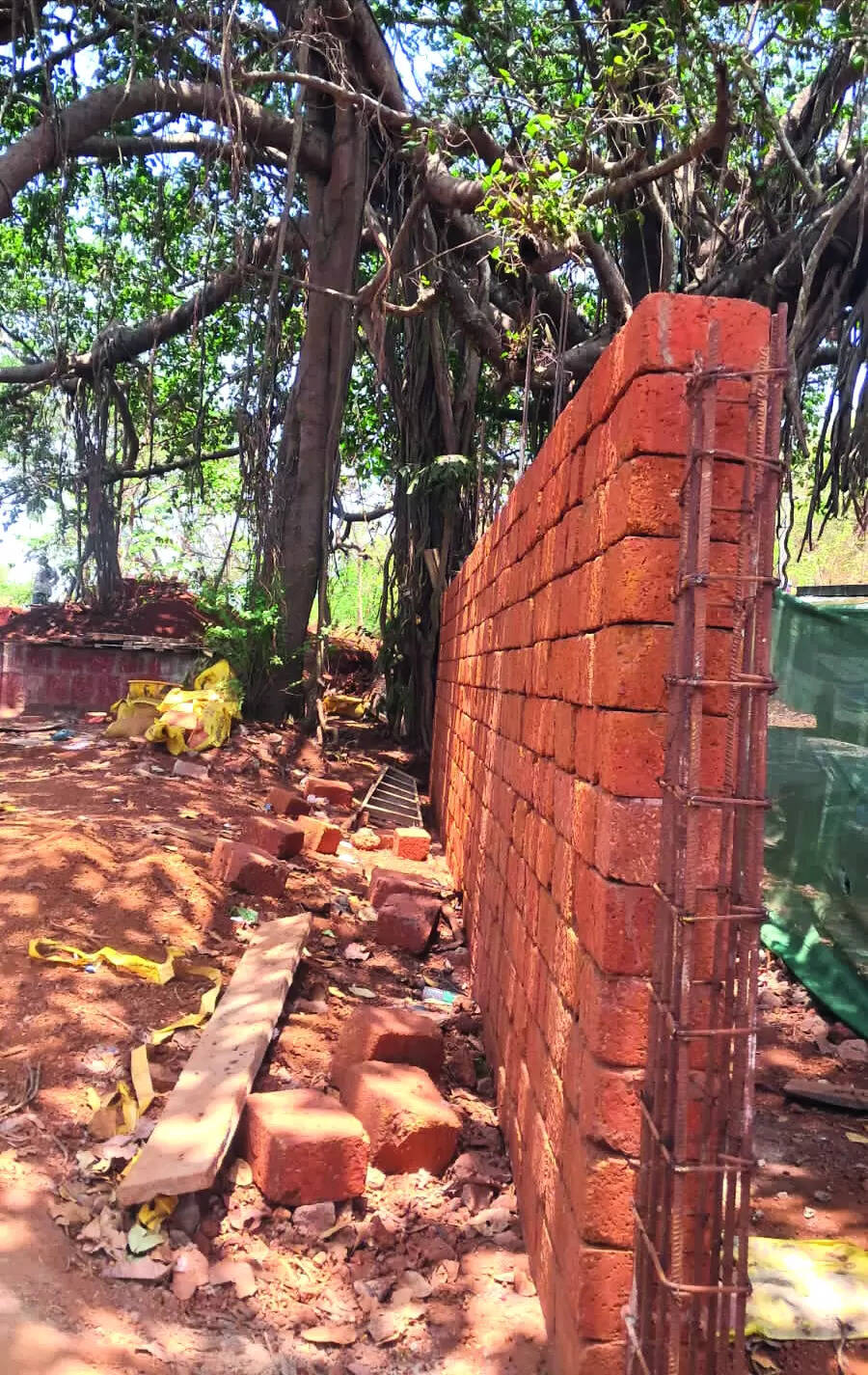 Sinquerim wall spurs plaint, coastal body inspects site