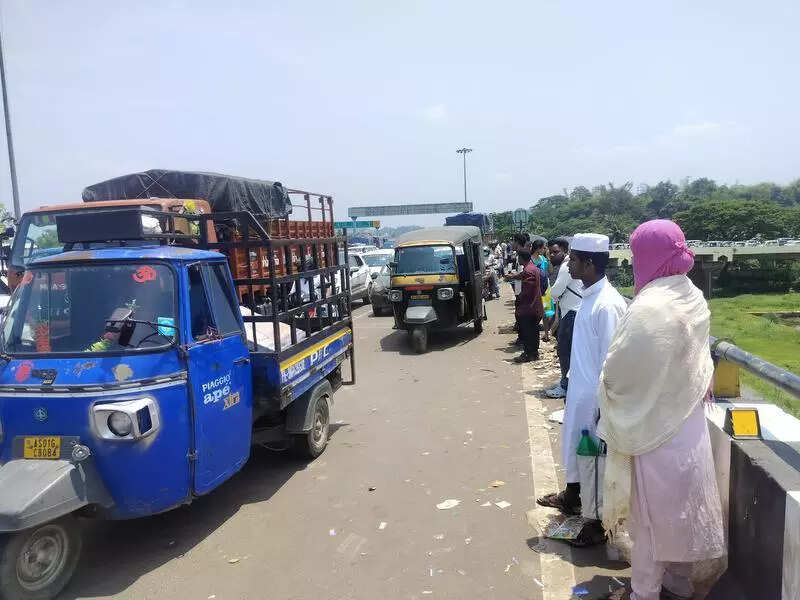 Truck breakdown causes traffic snarl, strands voters