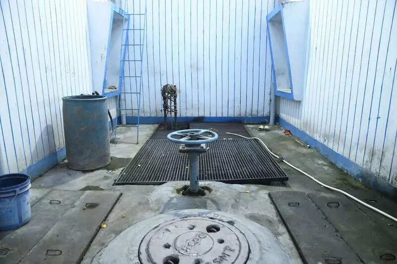 Worker cleaning drain dies after inhaling toxic gas