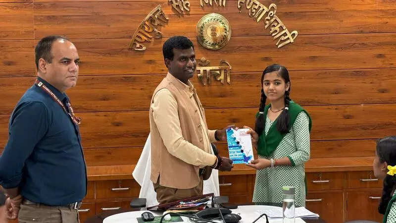 Child reporters meet Ranchi DC