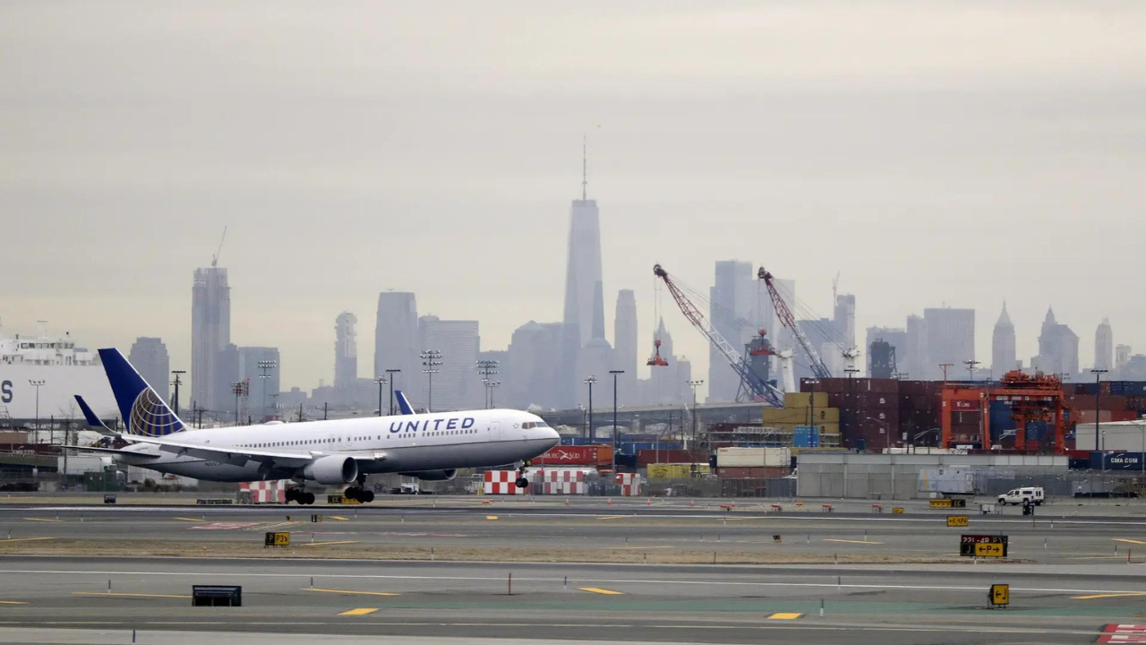 Newark Airport disrupted by another radar outage delaying hundreds of flights