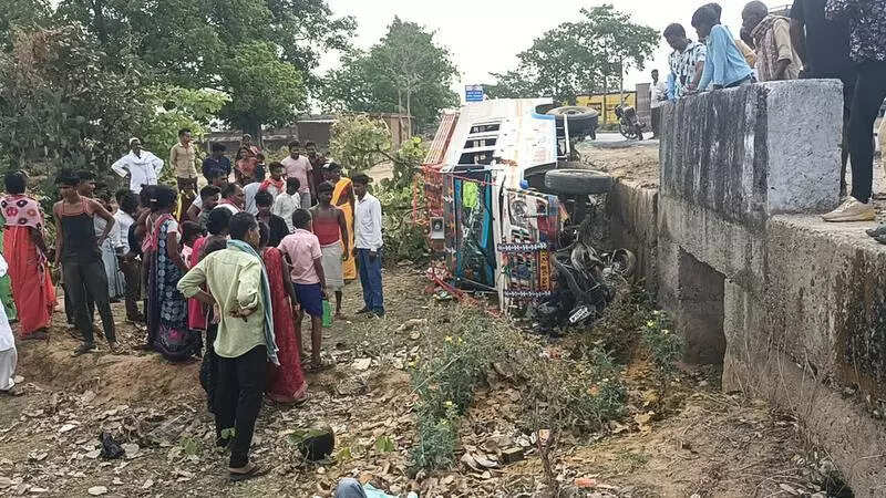 Minor dies in bike-mini bus accident