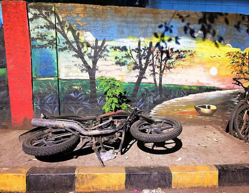2 men on bike die after collision with stationary tempo on WEH