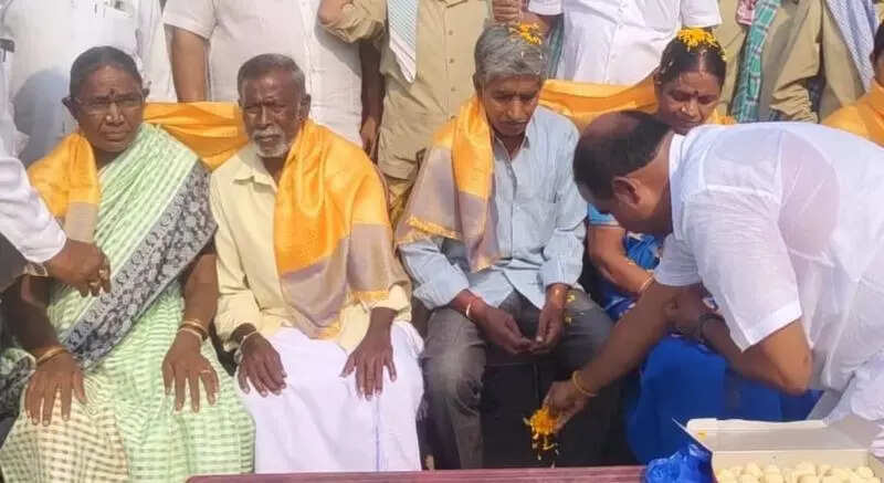 Nalgonda villagers perform paada puja to jawan’s parents