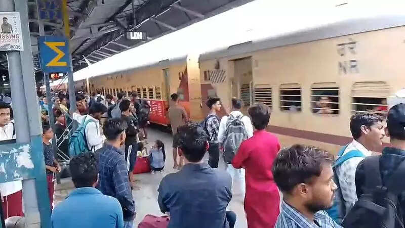 War tensions trigger migration: Daily wagers flee Ludhiana for safety back home