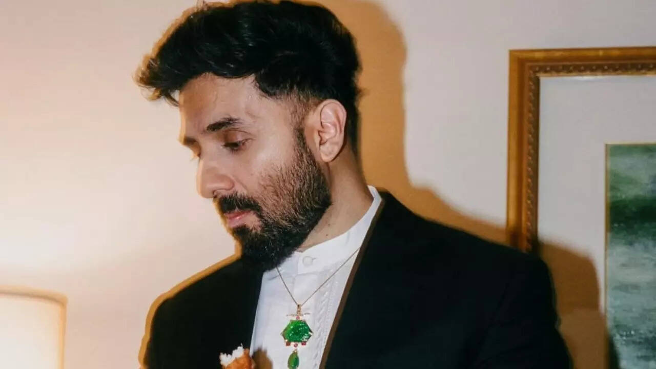 Vir Das takes a dig at Cannes 'no naked dress' rule