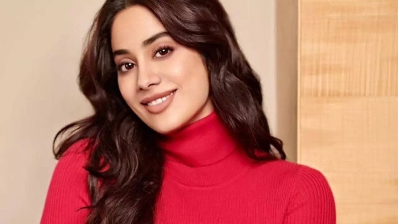 Janhvi gets emotional , pays tribute to Sridevi