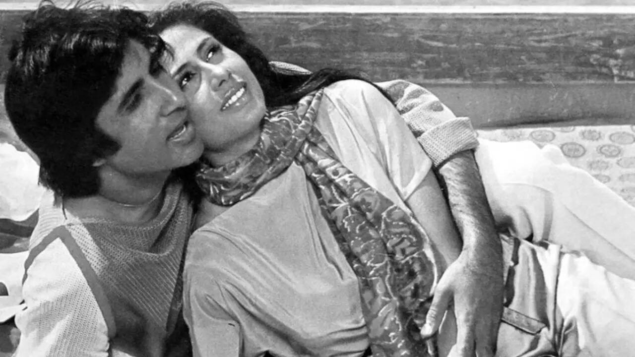 Big B stopped Smita from sitting on floor, eating with lightmen