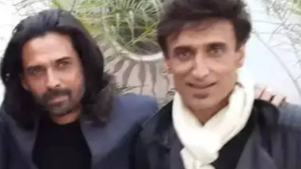Mukul’s brother Rahul looks devastated at his funeral