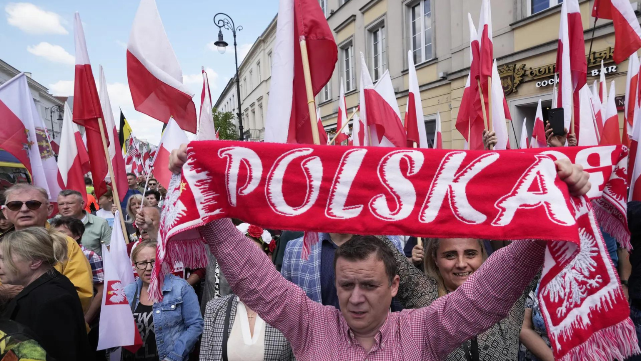 Thousands rally in Warsaw for Polish presidency rivals