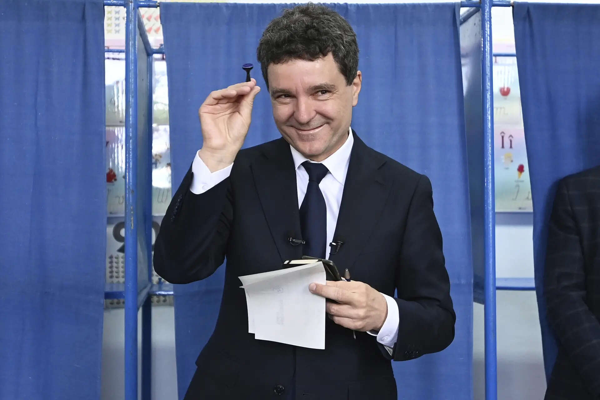 Pro-EU centrist Nicusor Dan to be sworn in as Romania president