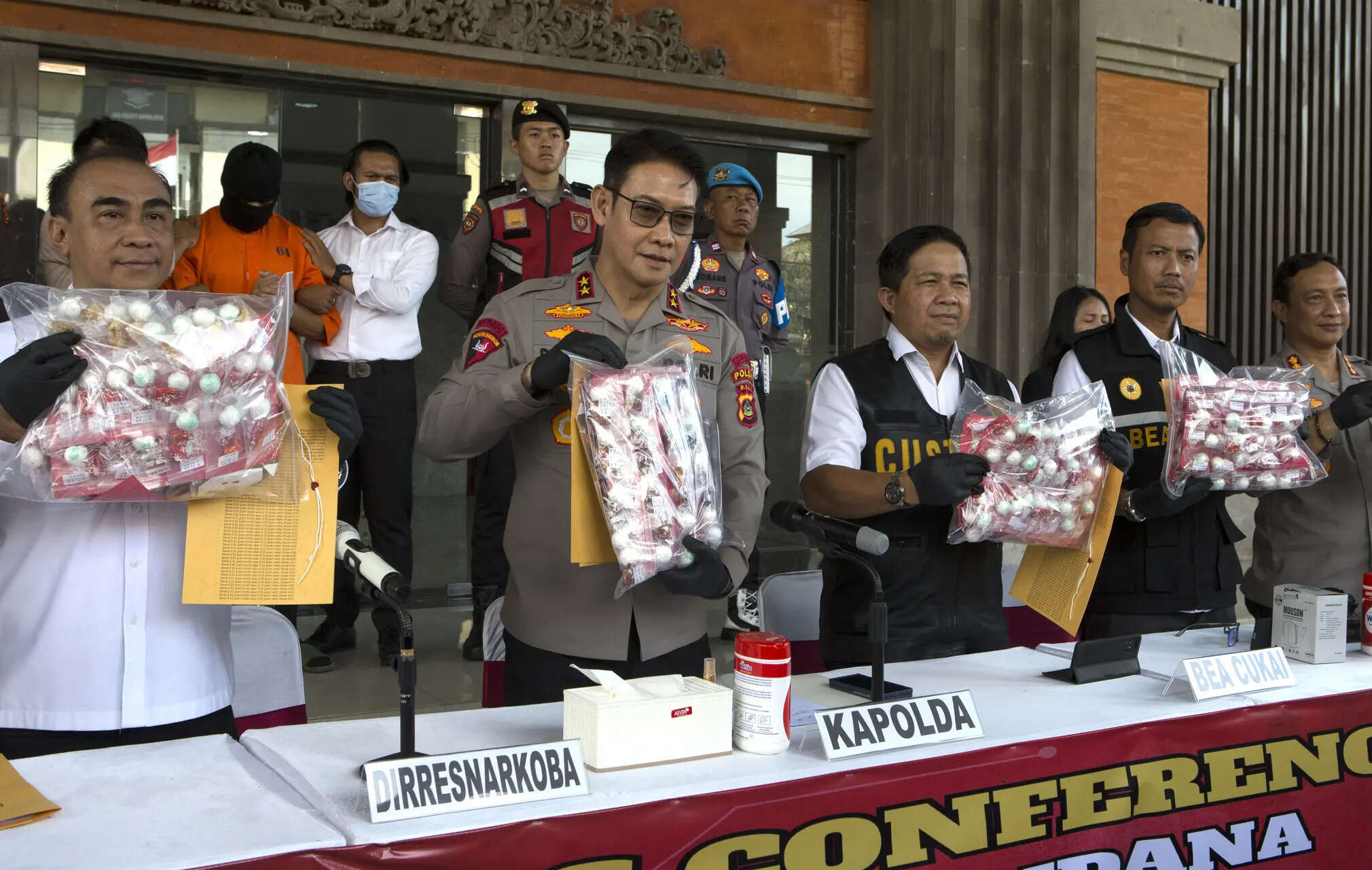 Indonesian police arrest an Australian man for allegedly smuggling cocaine to Bali