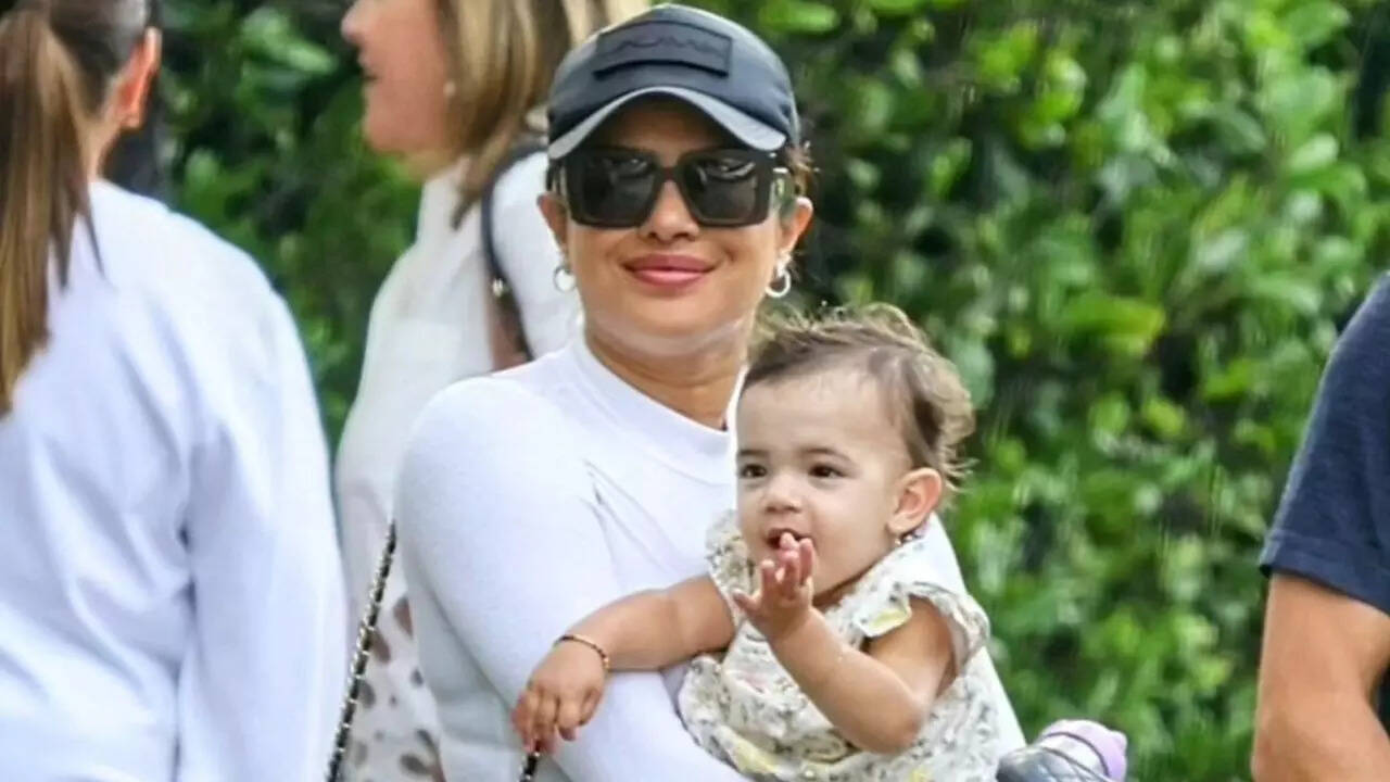 Priyanka and Malti’s mommy-daughter cloud-gazing moment