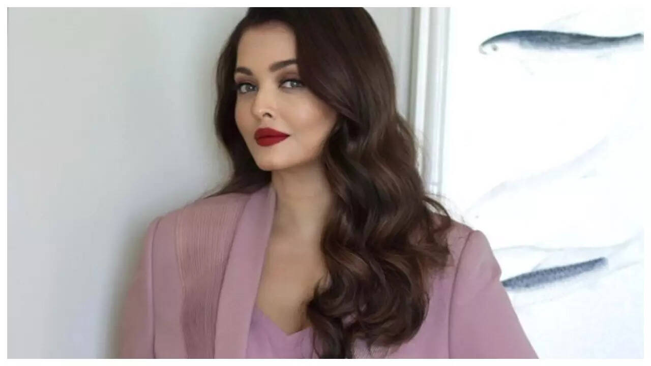 Aishwarya stuns in monochrome mauve pant suit