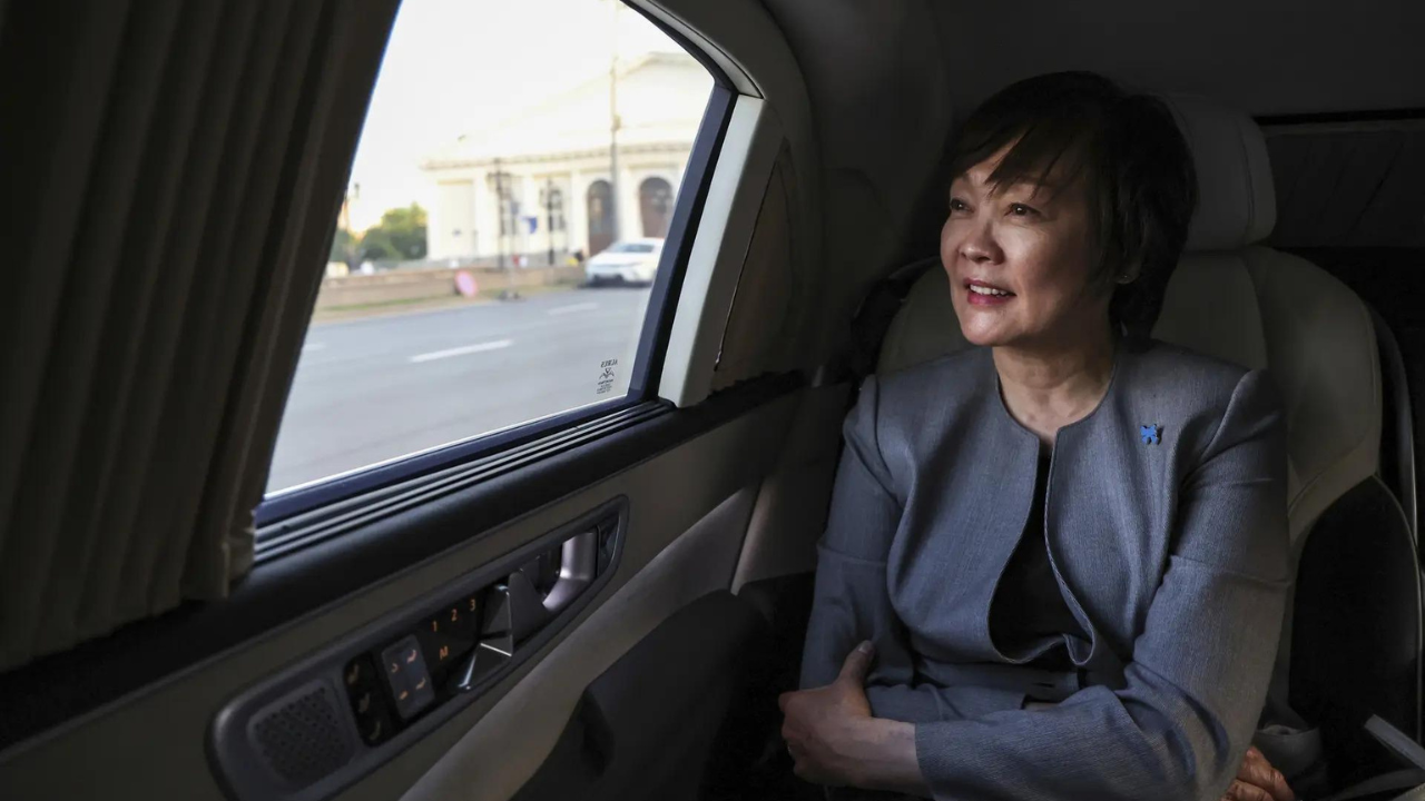 In a rare gesture, Putin lends his car to Shinzo Abe’s widow for Moscow theatre visit