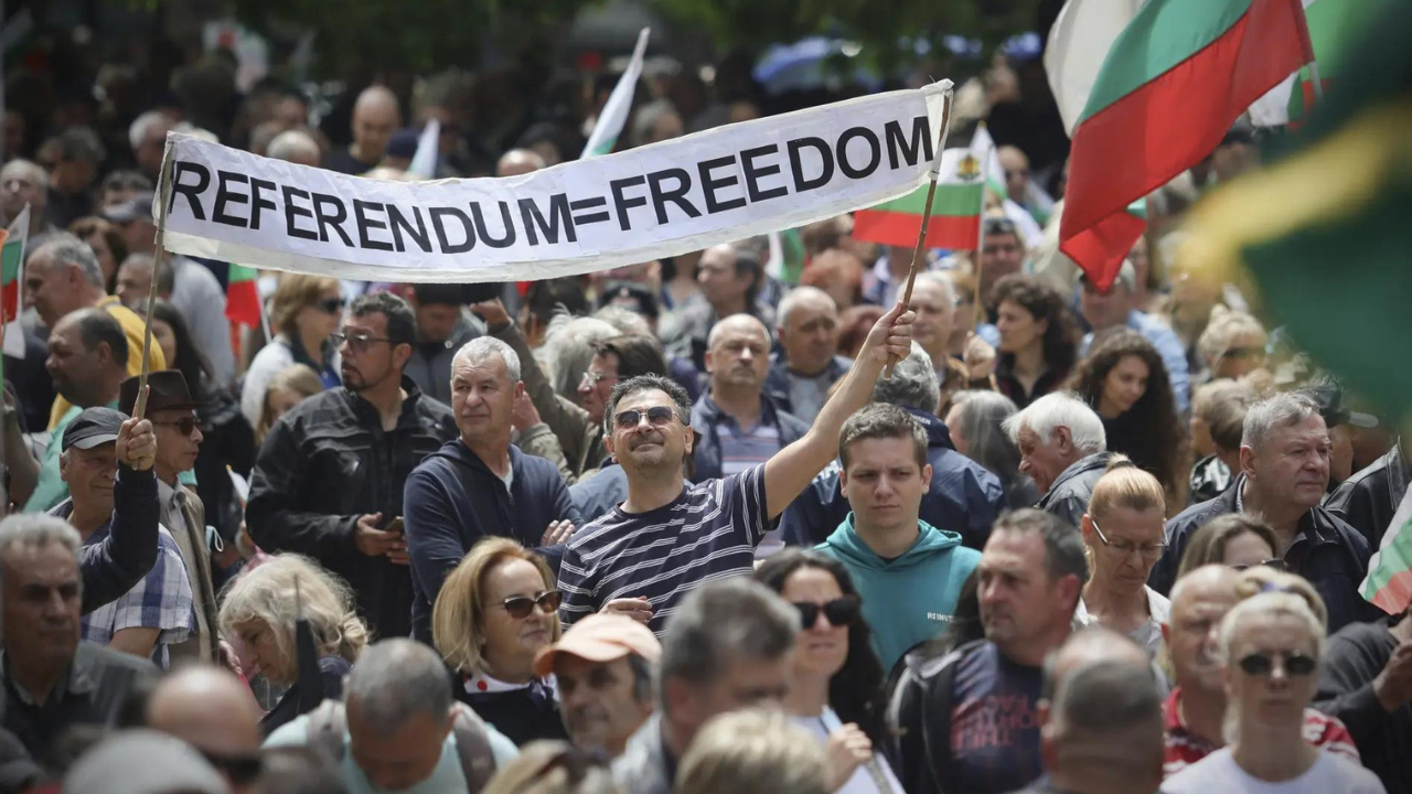 Bulgarian nationalists protest government plans to adopt the euro currency