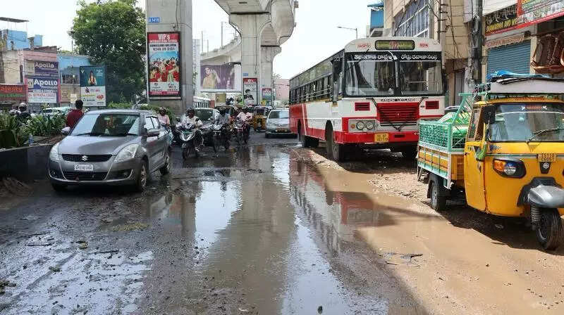 Sewage leak in Old Malakpet causes severe traffic disruption