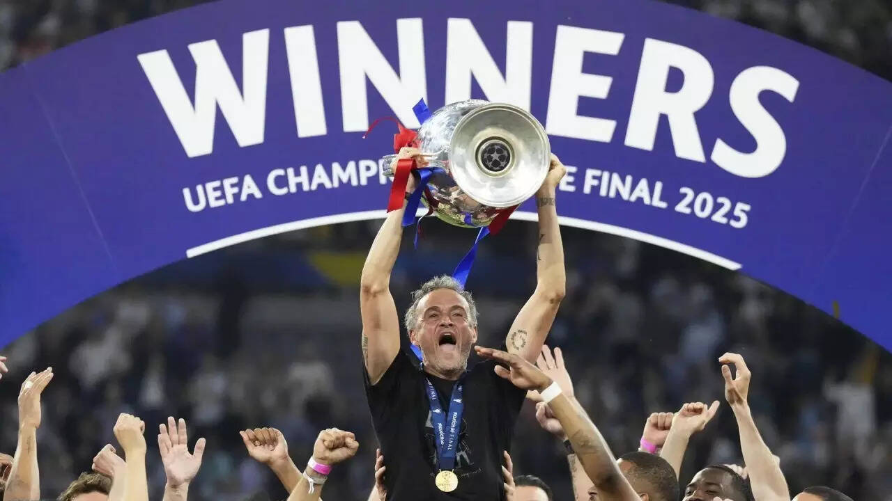 PSG fans unfurl banner honouring Enrique's daughter who passed away from cancer