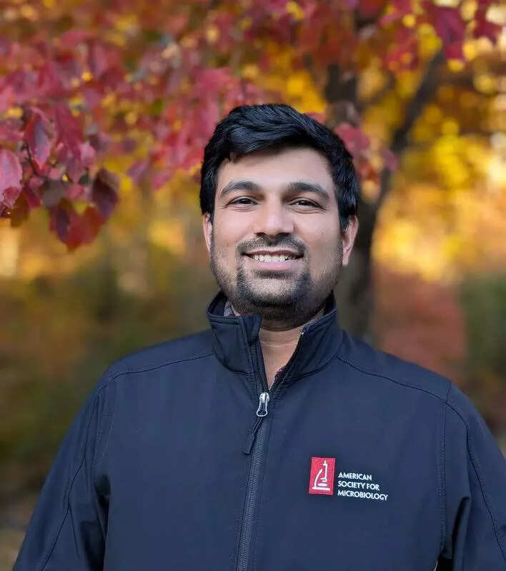 Amdavadi scientist at Yale aims to combat AMR bacteria using viruses